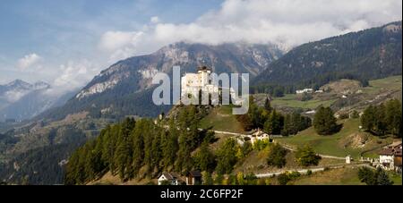 Panoramablick auf das Taraspental mit der Burg Taraspel (erbaut im 11. Jahrhundert) in den Schweizer Alpen, Kanton Graubünden oder Graubuendon, Schweiz (große Stitche Stockfoto