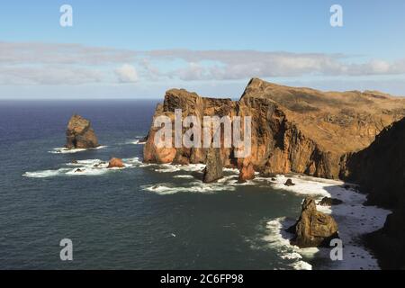 Zerklüftete Klippen an der Atlantikküste der Insel Madeira, Portugal Stockfoto