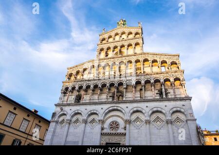 Lucca, Italien - 17. August 2019: Fassade der Chiesa di San Michele oder Kirche des heiligen Michael in Foro auf der Piazza San Michele im historischen Zentrum von Lucca Stockfoto