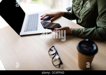 Nahaufnahme von Geschäftsfrau Hand tippen auf Laptop an modernen Startup-Büro-Computer Stockfoto