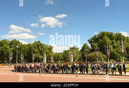 London, England - Juli 2018: Weitwinkel-Ansichten einer Menschenmenge, die vor dem Buckingham Palace auf die Wachablösung wartet. Stockfoto