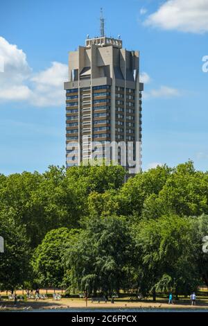 LONDON, ENGLAND - JULI 2018: Wohnturm der Hyde Park Kaserne, die über der Baumgrenze ragt. Stockfoto