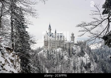 Schöne Aussicht auf Schloss Neuschwanstein in der Wintersaison Stockfoto