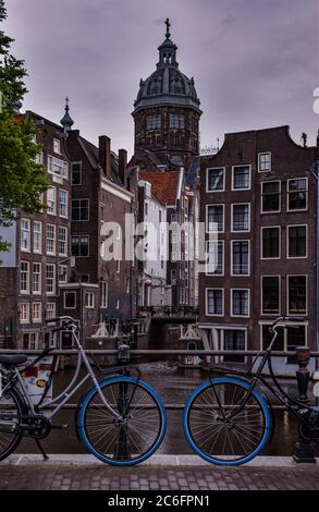 Fahrräder mit blauen Reifen auf einer Brücke in Amsterdam Anfang Mai Stockfoto