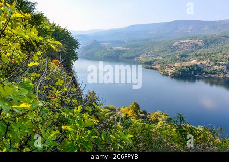 Blick auf den Menderes Fluss in der Nähe des Adiguzel Barrage in Guney Distinct, Denizli City - Türkei. Stockfoto