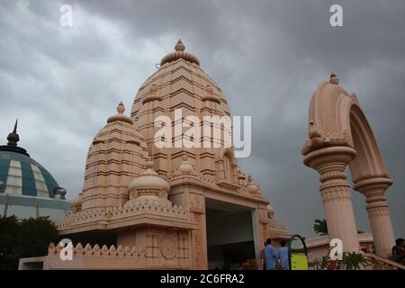 Ein hindu-Tempel in Mathura gegen dramatische schwarze Wolke in Uttar pradesh Staat von Indien Stockfoto