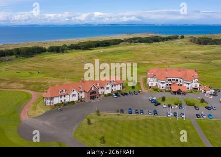 Luftaufnahme des Clubhauses auf dem Renaissance Club Golfplatz bei North Berwick in East Lothian, Schottland, Großbritannien Stockfoto