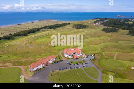 Luftaufnahme des Clubhauses auf dem Renaissance Club Golfplatz bei North Berwick in East Lothian, Schottland, Großbritannien Stockfoto