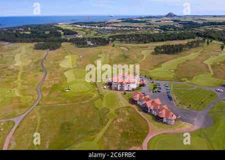 Luftaufnahme des Clubhauses auf dem Renaissance Club Golfplatz bei North Berwick in East Lothian, Schottland, Großbritannien Stockfoto