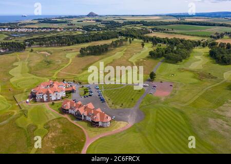 Luftaufnahme des Clubhauses auf dem Renaissance Club Golfplatz bei North Berwick in East Lothian, Schottland, Großbritannien Stockfoto