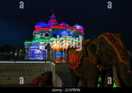 Mathura, Indien - 10. Mai 2012: Nachtfotografie von Prem mandir ( Love Temple aka hindu-Tempel ) in Vrindavan Stockfoto