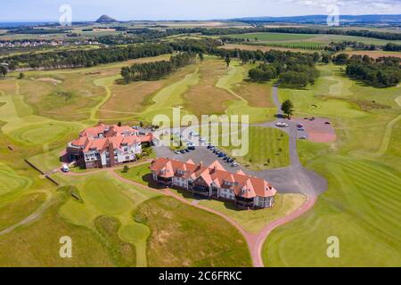 Luftaufnahme des Clubhauses auf dem Renaissance Club Golfplatz bei North Berwick in East Lothian, Schottland, Großbritannien Stockfoto