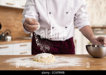 Teig machen, von männlichen Händen in Bäckerei Stockfoto