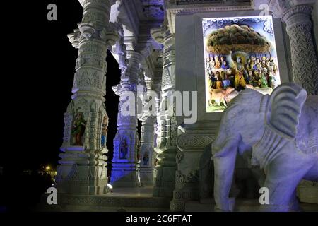 Mathura, Indien - 10. Mai 2012: Außenansicht des Prem mandir (Love Temple aka hindu-Tempel) in vrindavan Stockfoto