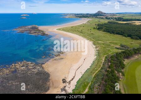 Luftaufnahme des Strandes von Yellowcraig bei North Berwick in East Lothian, Schottland, Großbritannien Stockfoto