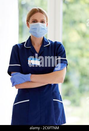 Krankenschwester stand mit PSA Stockfoto