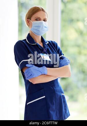 Krankenschwester stand mit PSA Stockfoto