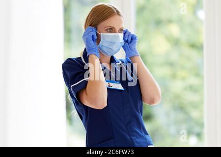 Krankenschwester stand mit PSA Stockfoto