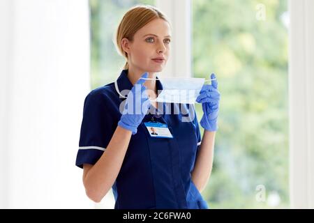 Krankenschwester stand mit PSA Stockfoto