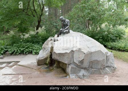 Tsarskoye Selo, Sankt-Petersburg, Russland – 7. Juli 2020: Mädchen-mit-einem-Pitcher-Brunnen oder der Milchmaid-Brunnen im Katharinenpark. Stockfoto