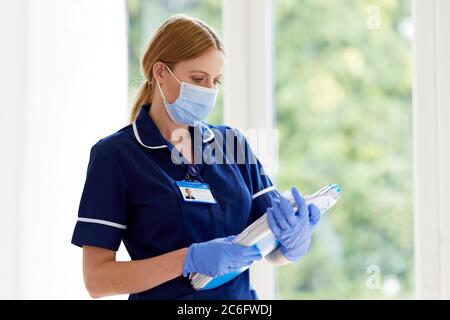 Krankenschwester stand mit PSA Stockfoto