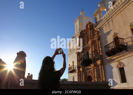 San Xavier Mission, Tucson, AZ / OCT das Smartphone ist die Kamera der Wahl für Touristen, die Mission San Xavier del Bac besuchen. Stockfoto