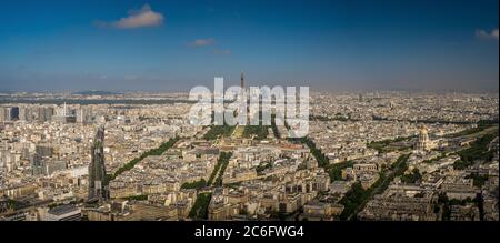 Atemberaubende Aussicht aus der Luft vom Eiffelturm und La Defense in Paris während eines Sommermorgens Stockfoto
