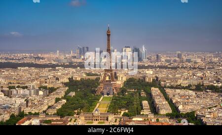 Atemberaubende Aussicht aus der Luft vom Eiffelturm und La Defense in Paris während eines Sommermorgens Stockfoto