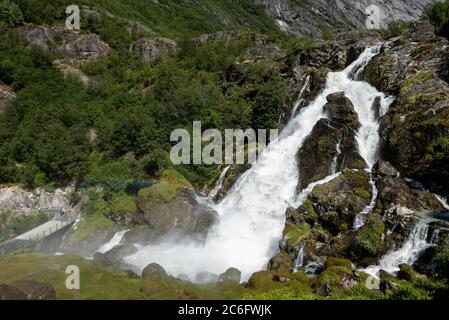 Kleivafossen,Briksdalen,Olden,Nordfjord,Norwegen auf der Straße zum Briksdalsbreen Gletscher. Der Wasserfall liegt auf dem Fluss, der vom Gletscher fließt Stockfoto