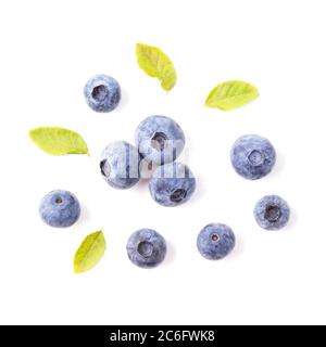 Frische reife Heidelbeeren mit grünen Blättern isoliert auf weißem Hintergrund, Draufsicht Stockfoto