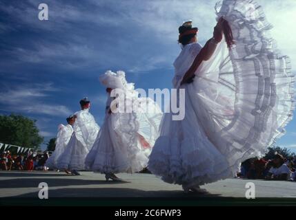 Cinco de Mayo Celebration, Tucson AZ / MAY Dancers unterhalten sich im Kennedy Park. . Stockfoto