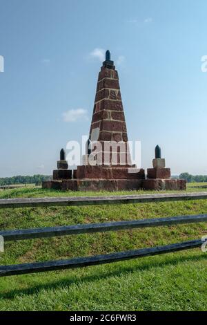 Vertikale Aufnahme des Henry Hill Denkmals im Manassas Battlefield Park in Virginia. Stockfoto