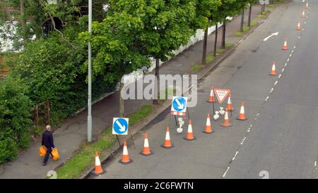 Glasgow, Schottland, UK 9. Juli 2020: UK Wetter: Sonnig als Einkäufer trifft die neue Radfahrinitiative für covid as a cycle Lane wird in krittswood auf großer Weststraße während der Sperre gebaut. Quelle: Gerard Ferry/Alamy Live News Stockfoto