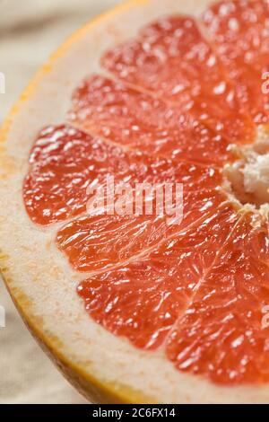 RAW Organic Ruby Red Grapefruit bereit zum Essen Stockfoto