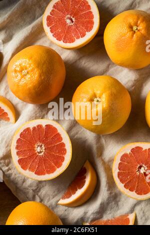 RAW Organic Ruby Red Grapefruit bereit zum Essen Stockfoto