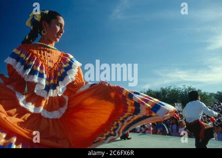 Cinco de Mayo Celebration, Tucson AZ / MAY Dancers unterhalten sich im Kennedy Park. .Seniorita Stockfoto