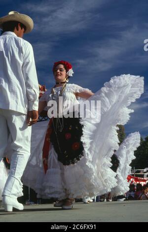 Cinco de Mayo Celebration, Tucson, AZ / MAY Dancers unterhalten sich im Kennedy Park. Stockfoto