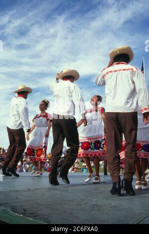 Cinco de Mayo Celebration, Tucson, AZ / MAY Dancers unterhalten sich im Kennedy Park. Stockfoto