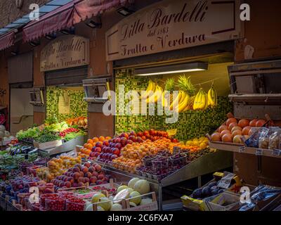 Obst- und Gemüsevorzeige vor einem Laden in der Via Pescherie Vecchie, Bologna. Italien Stockfoto