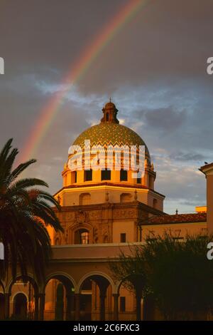 Tucson AZ / AUG AM EIN Sturm schmiedete Regenbogenbögen über der Kuppel des Pima County Courthouse. Aufgeführt im National Register of Historic Places. Stockfoto