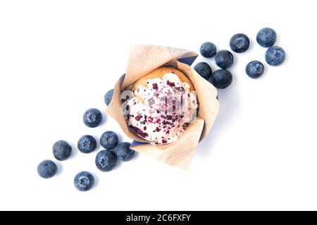 Hausgemachte Blaubeer-Muffin mit frischen Heidelbeeren, isoliert auf weißem Hintergrund, Draufsicht Stockfoto