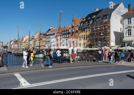 Hotels, Restaurants, Fischerboote und Menschen am Wasser, in Nyhavn, Kopenhagen, Dänemark, Skandinavien, Europa Stockfoto