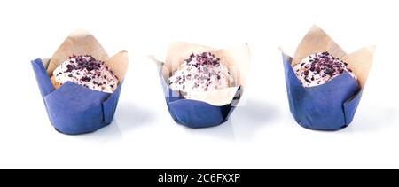 Hausgemachte Blaubeer-Muffins mit weißer Schokolade in einer Reihe isoliert auf weißem Hintergrund Stockfoto