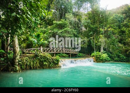 Brücke über den Fluss, der von den Kuang Si Fällen, Luang Prabang, Loas fließt Stockfoto