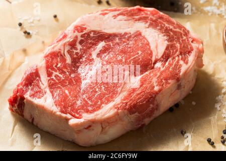 Ribeye Steak mit Salz und Pfeffer Stockfoto