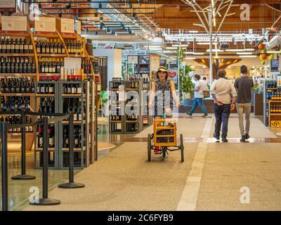 Shopper auf einem Dreirad bei FICO Eataley. Bologna. Italien. Stockfoto