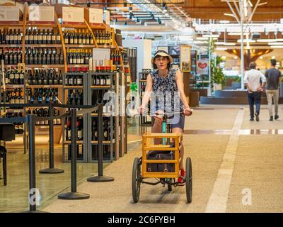 Shopper auf einem Dreirad bei FICO Eataley. Bologna. Italien. Stockfoto