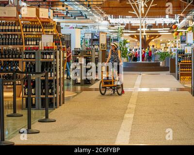 Shopper auf einem Dreirad bei FICO Eataley. Bologna. Italien. Stockfoto