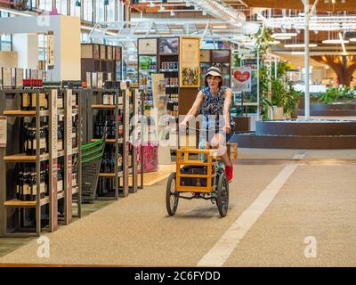 Shopper auf einem Dreirad bei FICO Eataley. Bologna. Italien. Stockfoto