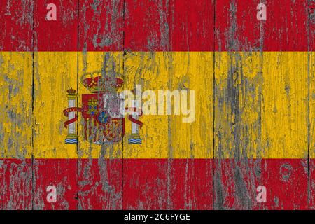 Spanien Flagge auf grunge zerkratzte Holzoberfläche. Nationaler Vintage Hintergrund. Alte Holztisch zerkratzt Flagge Oberfläche. Stockfoto